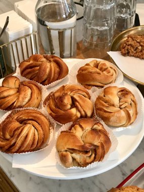 Taze pişmiş Cafe Shop tarçın rulo hamur işleri