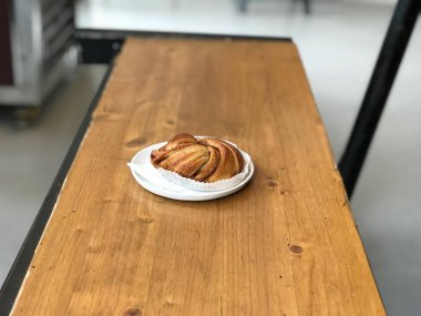 Taze pişmiş tarçın rulo ahşap yüzey üzerinde elma dilimleri ile.