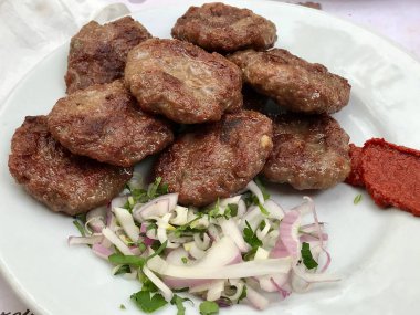 Yemek köfte veya köfte / yığın köfte soğan ve acı sos ile. Kebap / Kebap