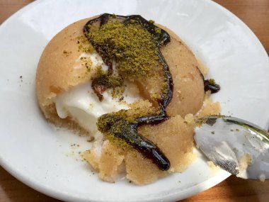 İrmik tatlısı dondurma ile / irmik helvasi / helva