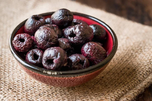 Chips / Crackers Black Olive kering tanpa biji dalam Bowl . — Stok Foto