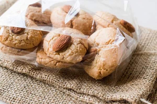 Миндальное печенье в упаковке / Acibadem Kurabiyesi — стоковое фото