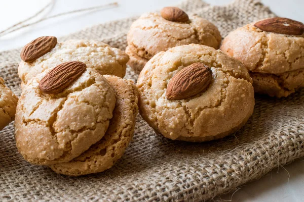 Turkiska mandel Cookies på säck / Acibadem Kurabiyesi. — Stockfoto