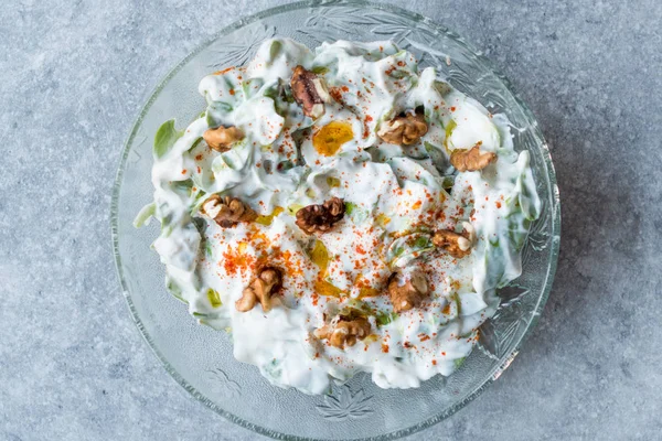 Walnusssalat mit Portulak und Joghurt in Glasschüssel. — Stockfoto