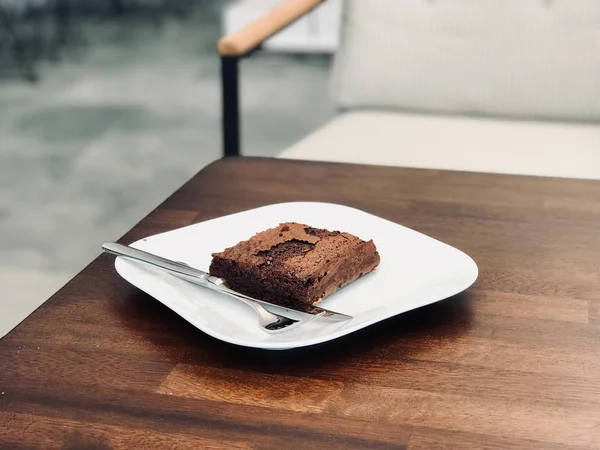Органический шоколадный торт Brownie / Без глютена десерт без муки с чашкой красного кофе в кафе магазин — стоковое фото
