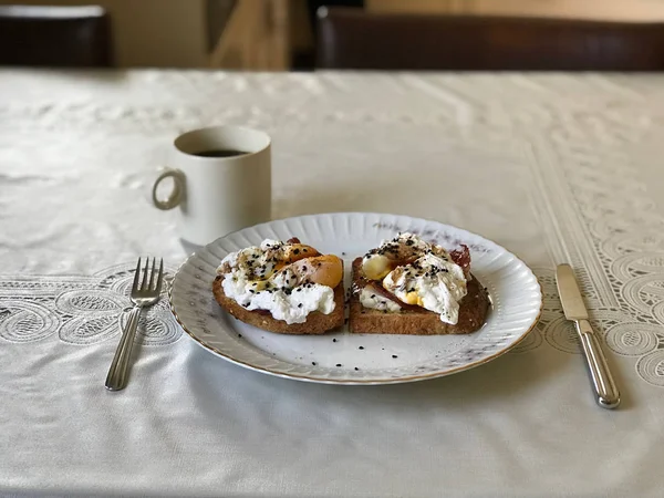 Яйцо на тосте с сыром чеддер, бальзамическим уксусом, салатом и черным кунжутом или семенами тмина — стоковое фото