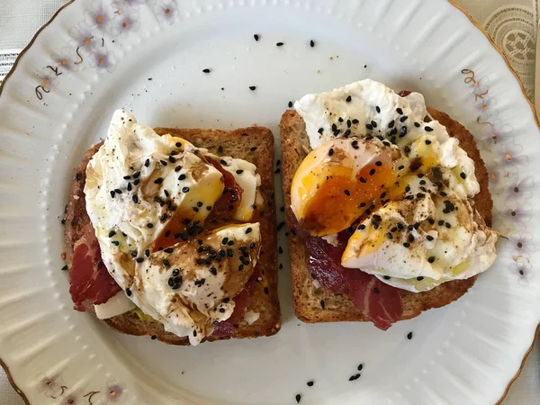 Uovo in camicia sul pane tostato con formaggio Cheddar, aceto balsamico — Foto Stock