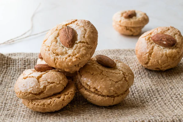 Biscotti di mandorle turche sul sacco / acido Kurabiyesi . — Foto Stock