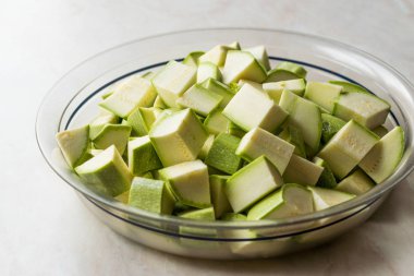 Kabak / kabak doğranmış küplerinde cam kase.