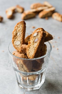Bisküvi / Cantuccini bisküvi badem ile cam servis