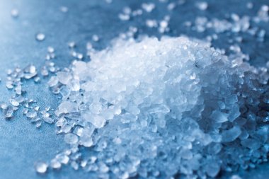 Limon deniz tuz kristalleri mavi yüzeyi.