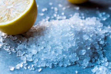 Limon deniz tuz kristalleri mavi yüzeyi.