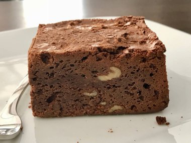 Cevizli Çikolatalı Brownie kek kafe dükkanında servis