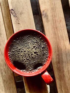 Taze filtre / filtre kahve kırmızı Kupası kabarcıkları ile.