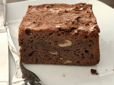Cevizli Çikolatalı Brownie kek kafe dükkanında servis