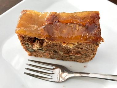 Ananas ve havuç kek dilimi çatal Cafe Shop ile servis