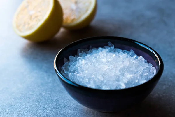 Кристаллы морской соли лимона на голубой поверхности . — стоковое фото