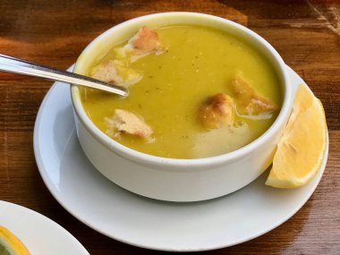 Limon ve Pide pide ile Türk mercimek çorbası / Mercimek tarifi / Corba.