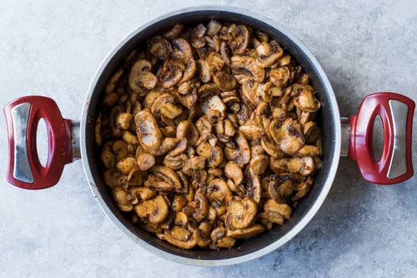 Gebakken champignons segmenten met Spice in de Pan. — Stockfoto