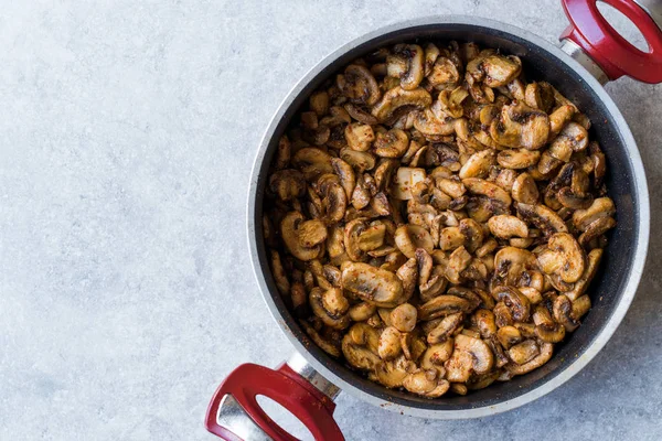 Gebakken champignons segmenten met Spice in de Pan. — Stockfoto