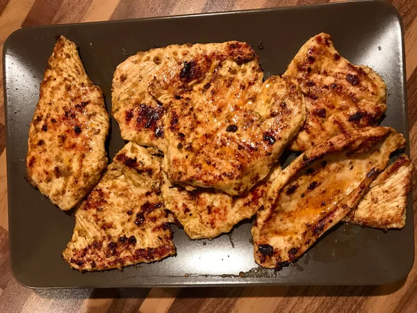 Fatias de carne assadas Turquia em prato marrom escuro . — Fotografia de Stock