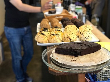 Cafe Shop un servis ile tüm çikolatalı kek yemiş 