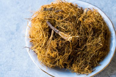 Kurutulmuş Organik Meyan kökleri (Glycyrhiza glabra). Meyan kökü..