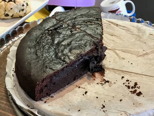 Gegessen ganze Schokoladenkuchen ohne Mehl serviert im Café-Shop in — Stockfoto