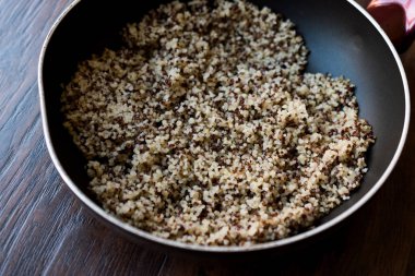 Quinoa Bulgur Chia gıda karışımı tavada / lif gıda.