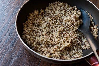 Quinoa Bulgur Chia gıda karışımı tavada / lif gıda.