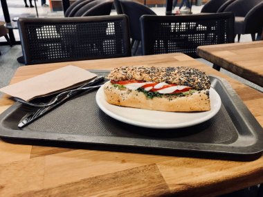 Haşhaş tohumu ekmek sandviçte mozzarella tepsi ile görev yaptı..