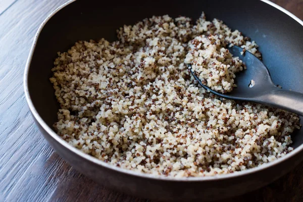 Quinoa Bulgur Chia voedsel Mix in de Pan / vezels eten. — Stockfoto