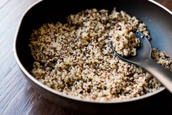 Quinoa Bulgur Chia voedsel Mix in de Pan / vezels eten. — Stockfoto