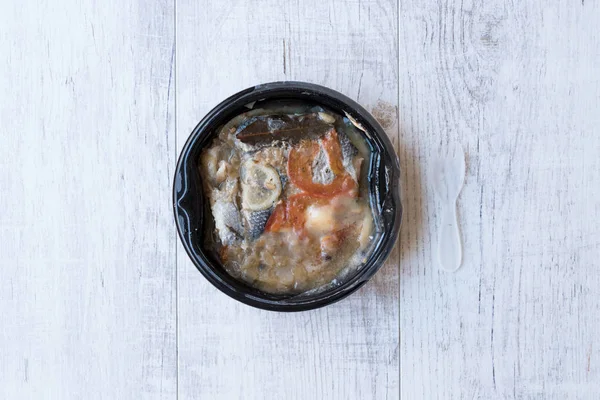 Instale frutos do mar Gilt-Head Sea Bream Fish em recipiente de plástico com garfo / Steamed Fish Stew . — Fotografia de Stock