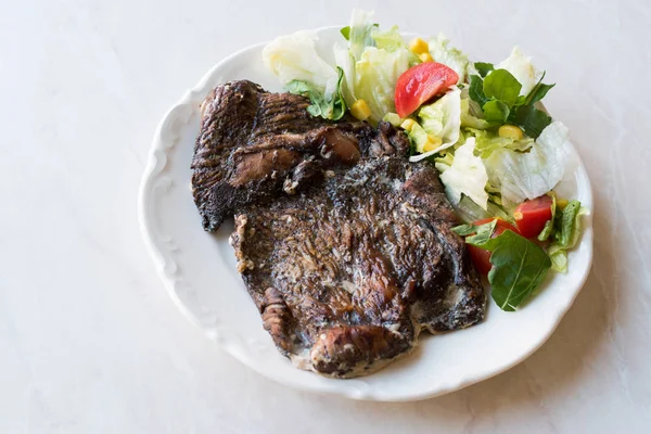 Putenfleisch-Entrecote-Steak mit Sahnesoße und Salat. — Stockfoto