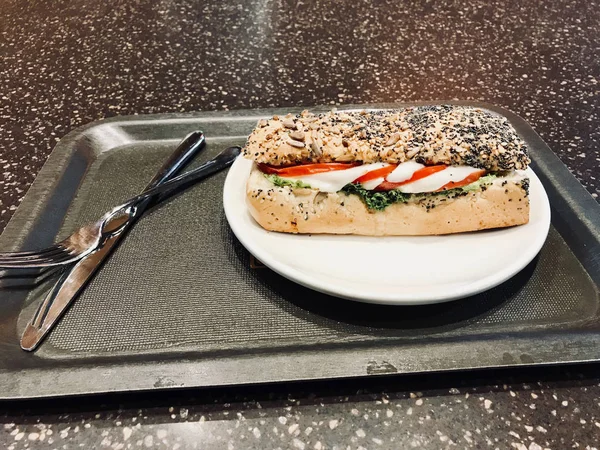 Sandwich mozzarella w Poppy Seed chleb serwowane z zasobnika. — Zdjęcie stockowe