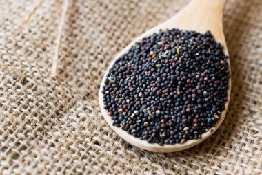 Tahta kaşık torbayla siyah hardal tohumları