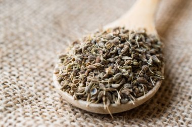 Tahta kaşıkla çuval içinde kereviz tohumu.