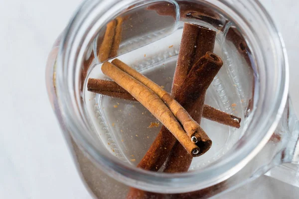 Água com paus de canela em Mason Jar . — Fotografia de Stock