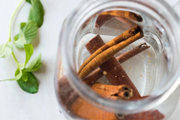 Agua con palos de canela en tarro de Mason . — Foto de Stock