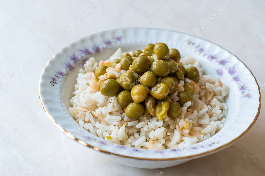 turkse rijst met groene erwten / pilav bezelye / pilaf — stockfoto