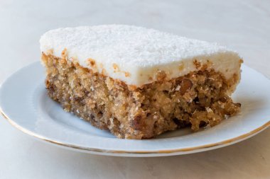 Kıbrıs tatlı olarak da adlandırılır Trilece / Kıbrıs patlıcan / ceviz ve ekmek kırıntıları ile Muhallebi süt puding. 