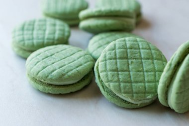 Krema dolu yeşil yuvarlak kireç çerezleri / Macarons