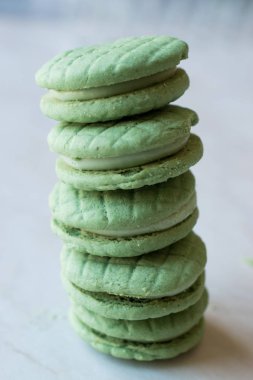 Krema dolu yeşil yuvarlak kireç çerezleri / Macarons