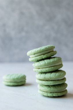 Krema dolu yeşil yuvarlak kireç çerezleri / Macarons