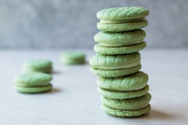 Krema dolu yeşil yuvarlak kireç çerezleri / Macarons