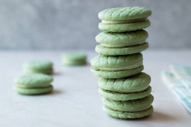 Krema dolu yeşil yuvarlak kireç çerezleri / Macarons