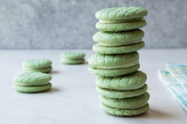 Krema dolu yeşil yuvarlak kireç çerezleri / Macarons