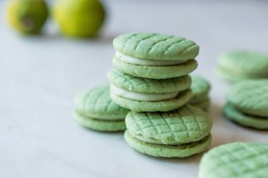 Krema dolu yeşil yuvarlak kireç çerezleri / Macarons