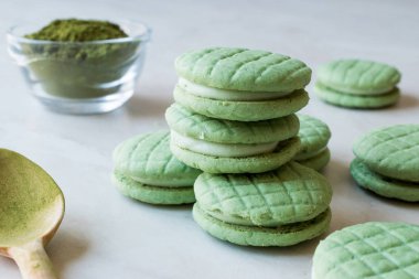 Krema dolu yeşil Matcha çerezleri / Macarons
